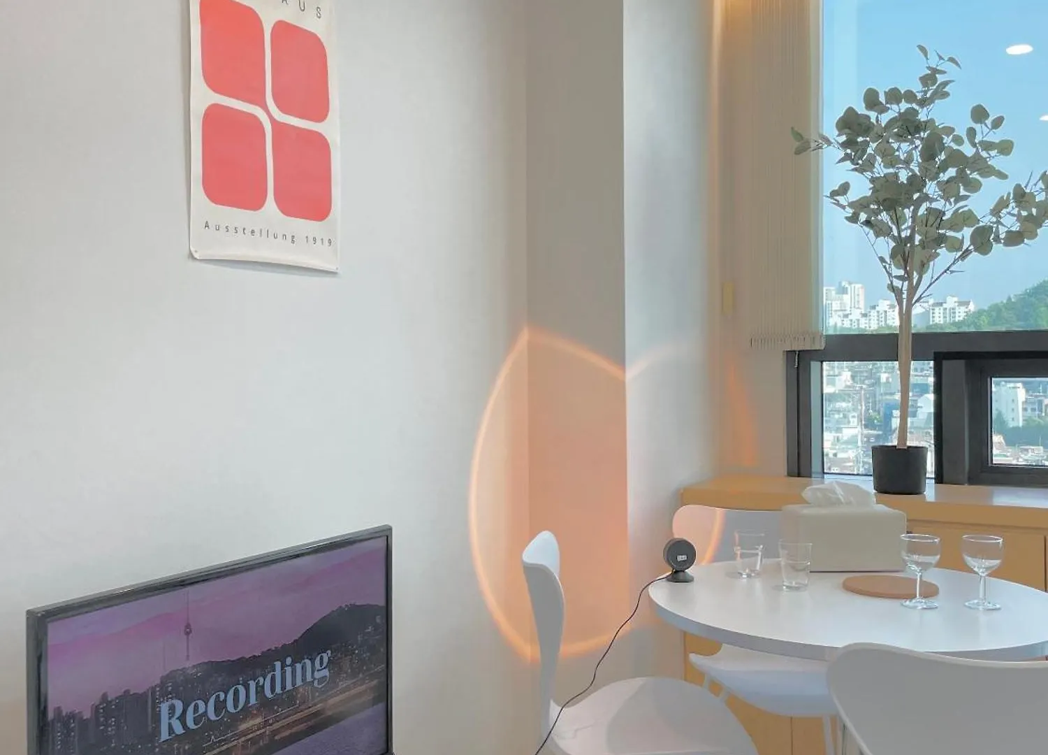New, 1-Minute Walk From Hongdae Entrance Station, Great Namsan Tower View Apartment Seoul