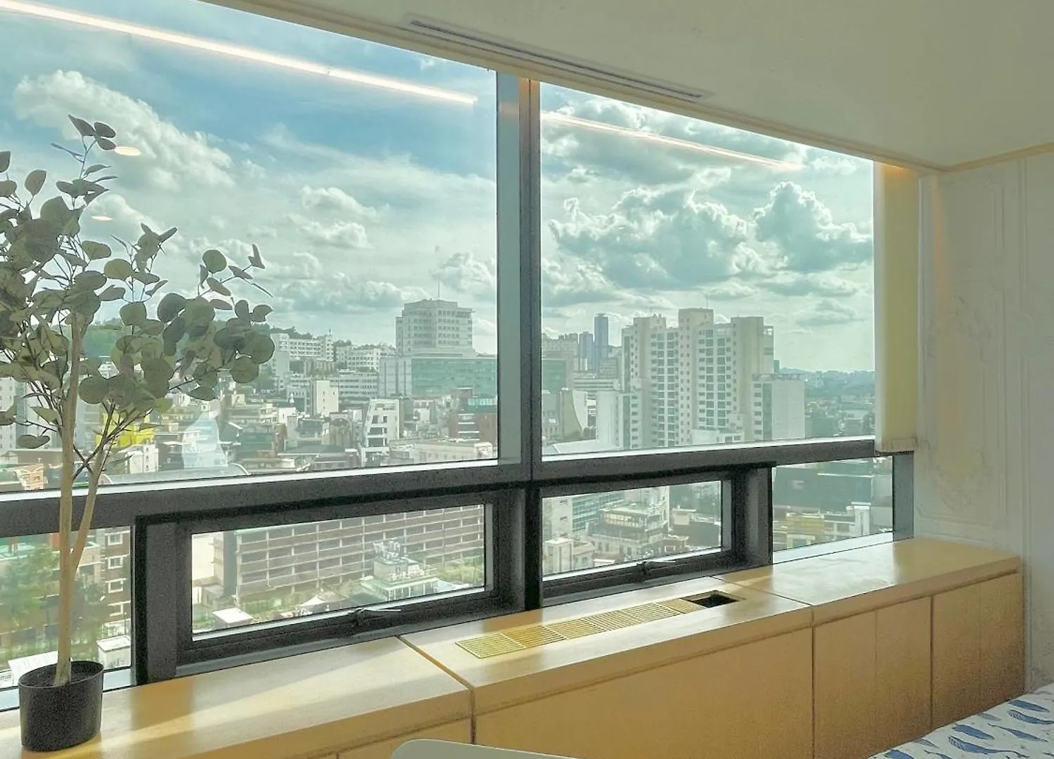New, 1-Minute Walk From Hongdae Entrance Station, Great Namsan Tower View Apartment Seoul 0*,