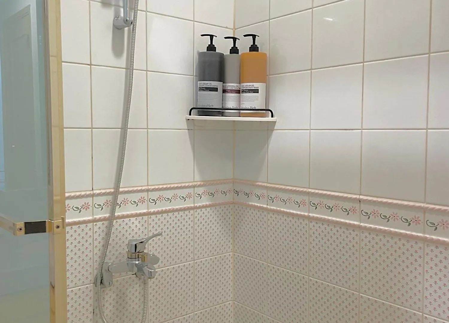 New, 1-Minute Walk From Hongdae Entrance Station, Great Namsan Tower View Apartment Seoul