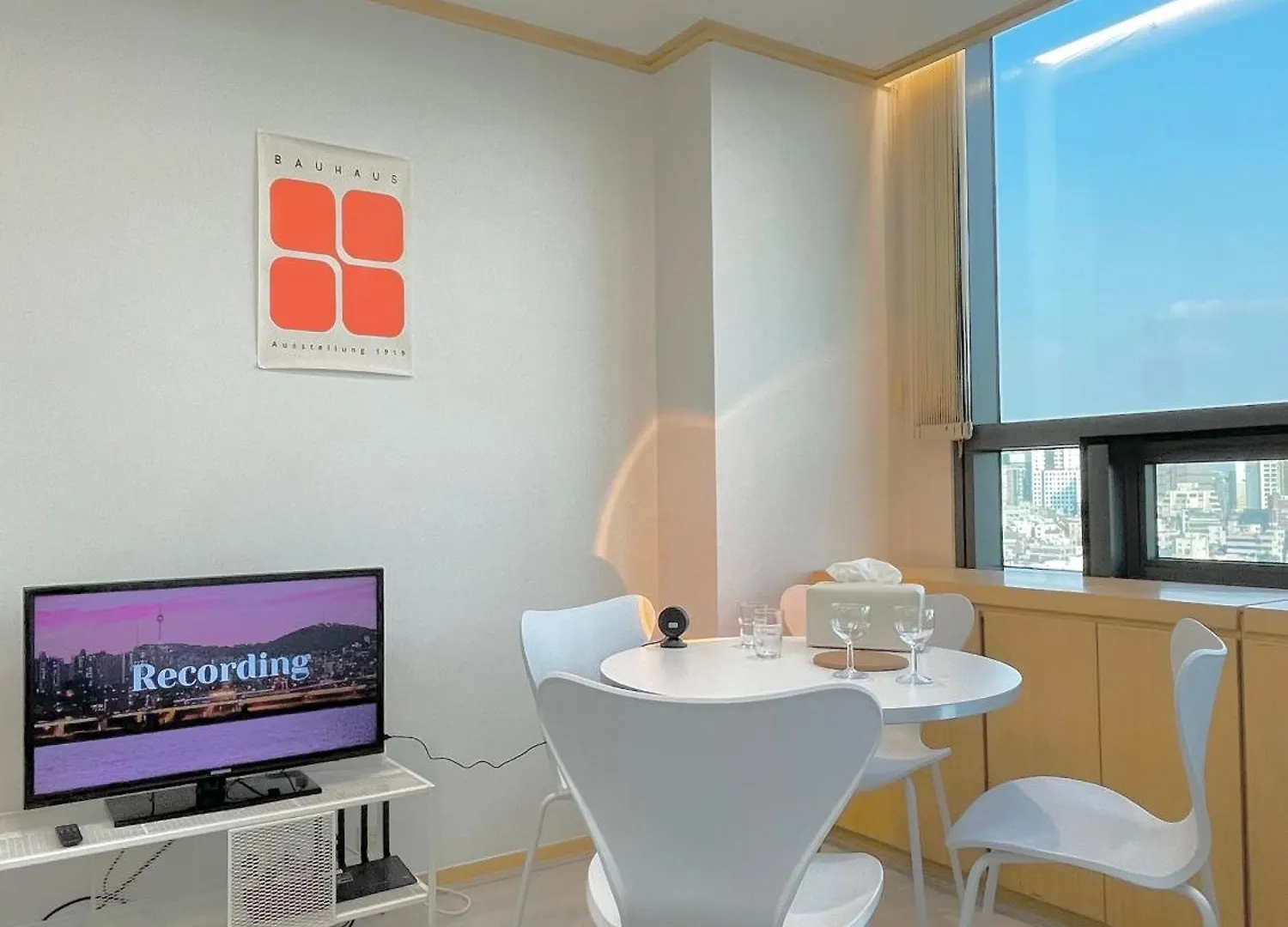 New, 1-Minute Walk From Hongdae Entrance Station, Great Namsan Tower View Apartment Seoul