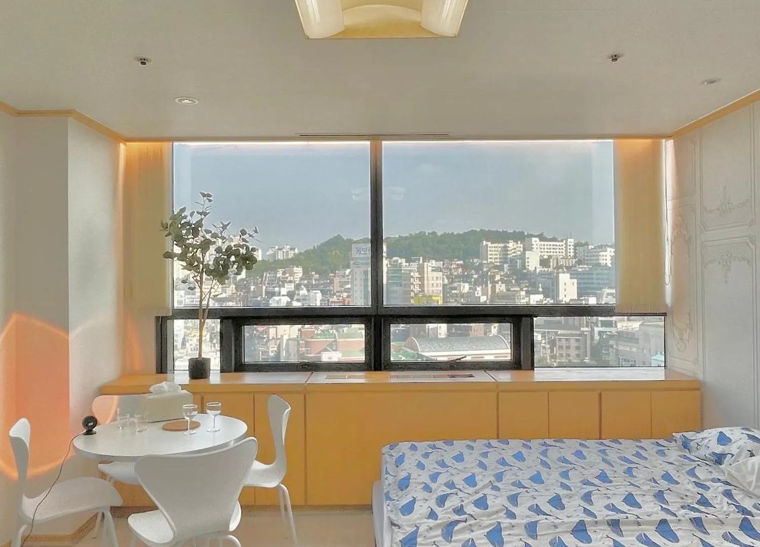 New, 1-Minute Walk From Hongdae Entrance Station, Great Namsan Tower View Apartment Seoul