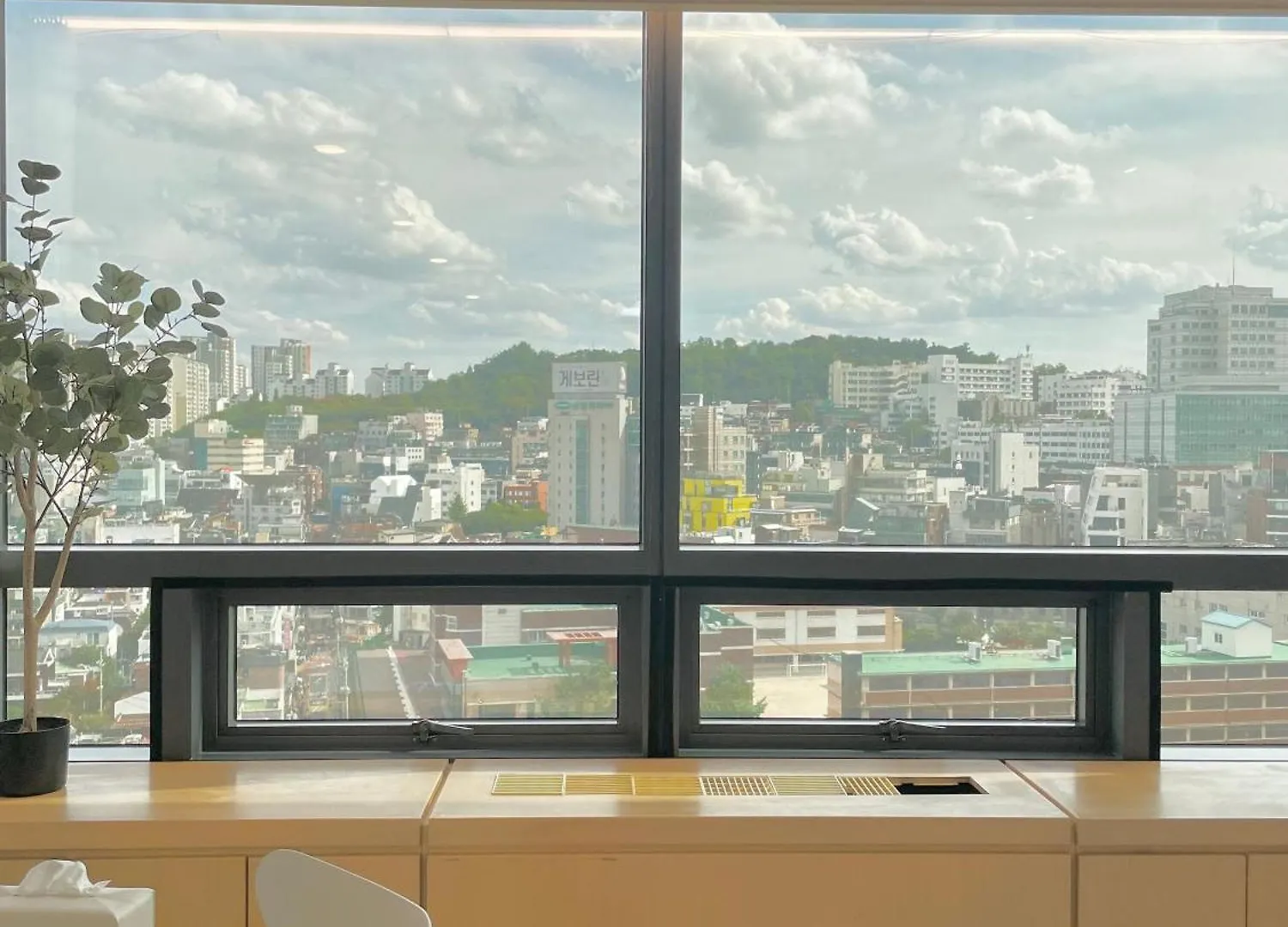 New, 1-Minute Walk From Hongdae Entrance Station, Great Namsan Tower View Apartment Seoul