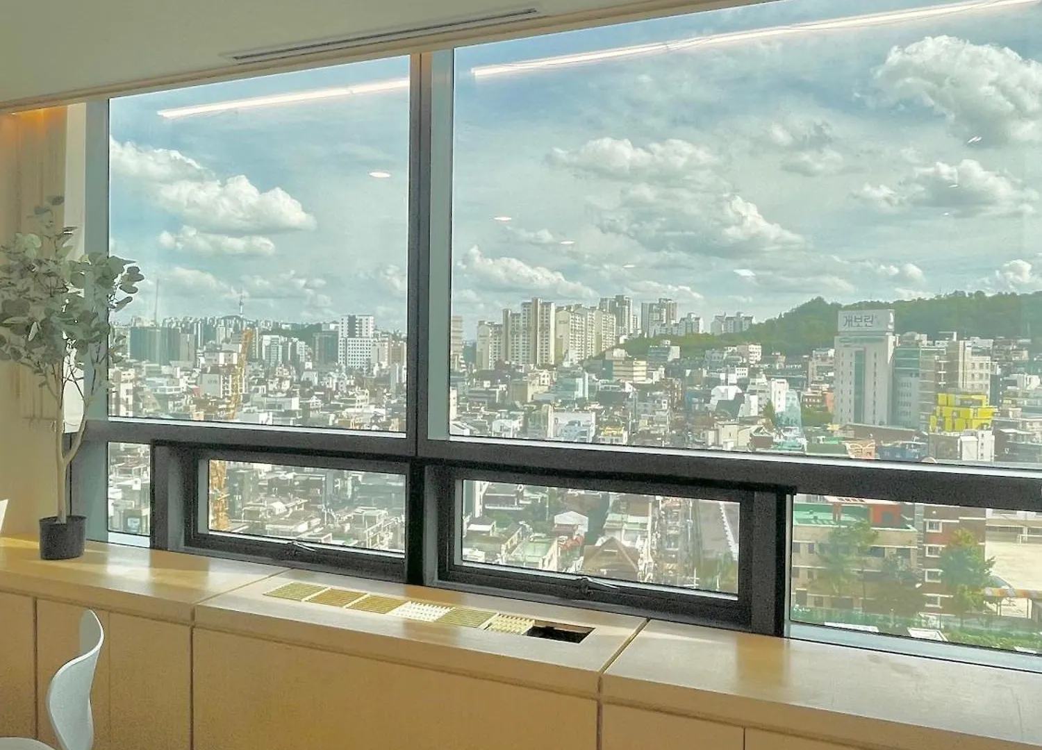 New, 1-Minute Walk From Hongdae Entrance Station, Great Namsan Tower View Apartment Seoul