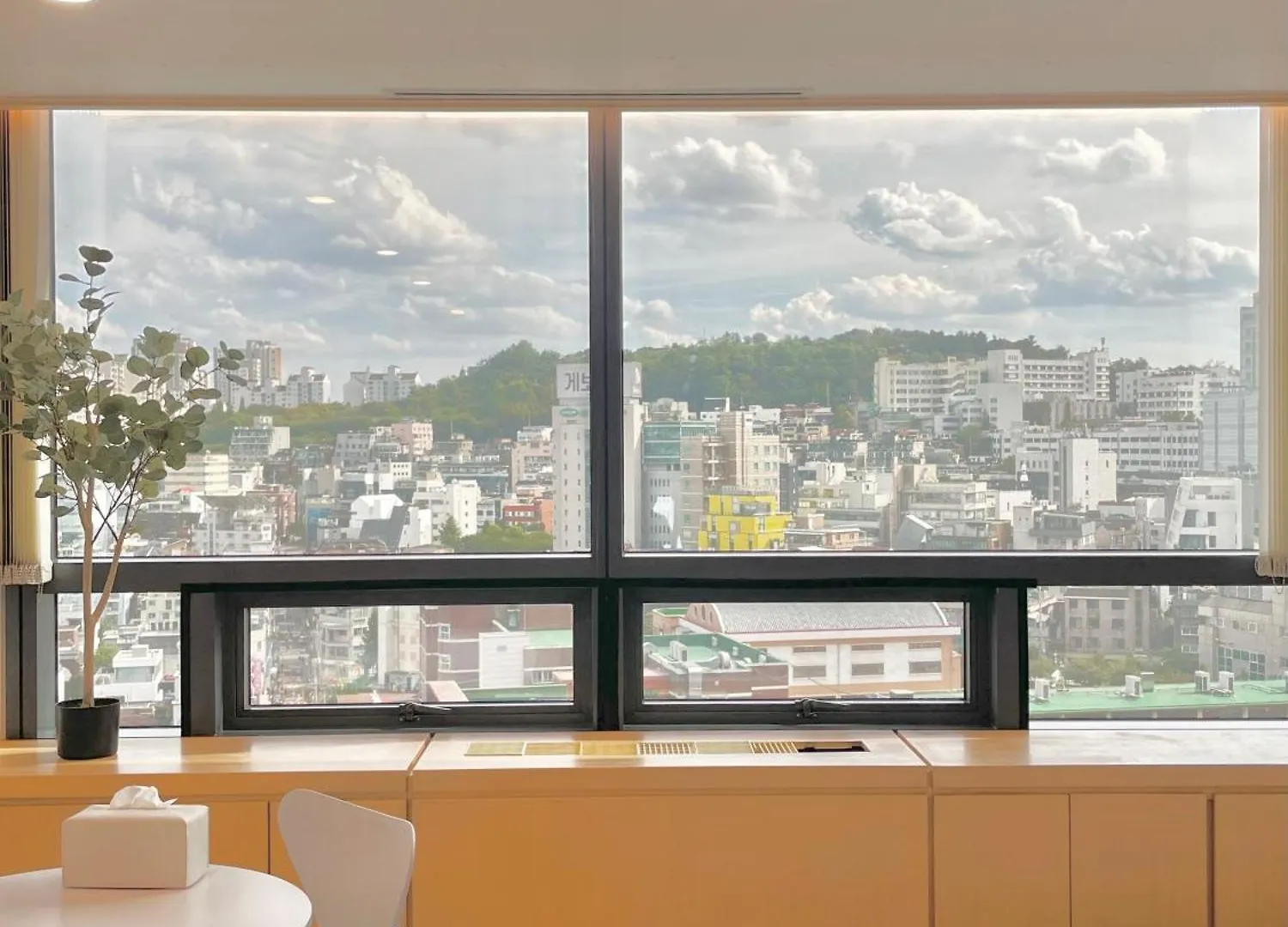 New, 1-Minute Walk From Hongdae Entrance Station, Great Namsan Tower View Apartment Seoul