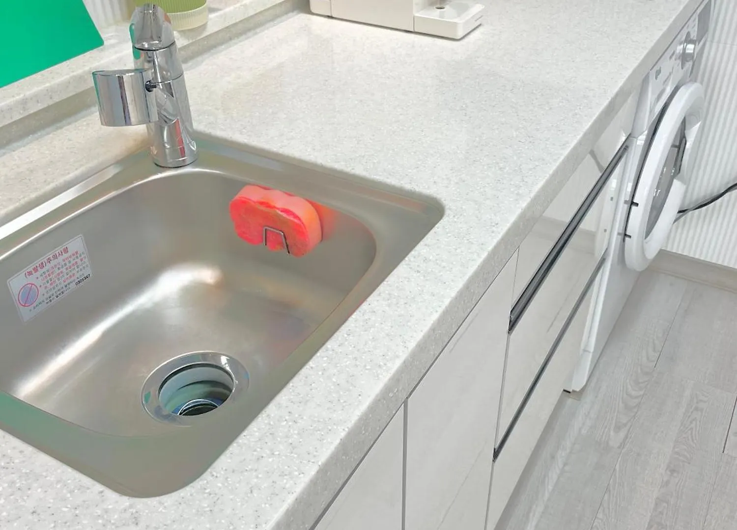 New, 1-Minute Walk From Hongdae Entrance Station, Great Namsan Tower View Apartment Seoul